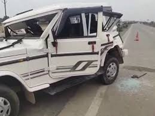 मैहर : छठी कार्यक्रम से लाैट रहे परिवार की बाेलेराे काे ट्रक ने मारी टक्कर, तीन बच्चाें समेत 8 घायल