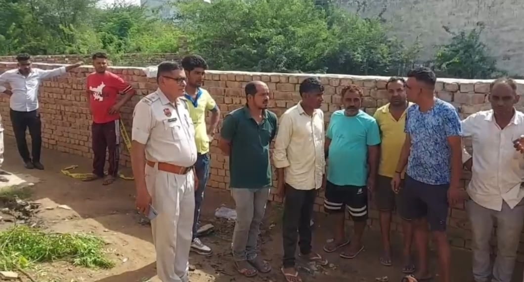 रोहतक में सीवर की सफाई करते पिता व दो पुत्रों की मौत