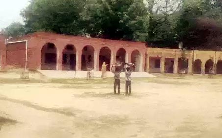 फरीदाबाद : स्कूल में बच्चों से मिट्टी डलवाई, होगी जांच