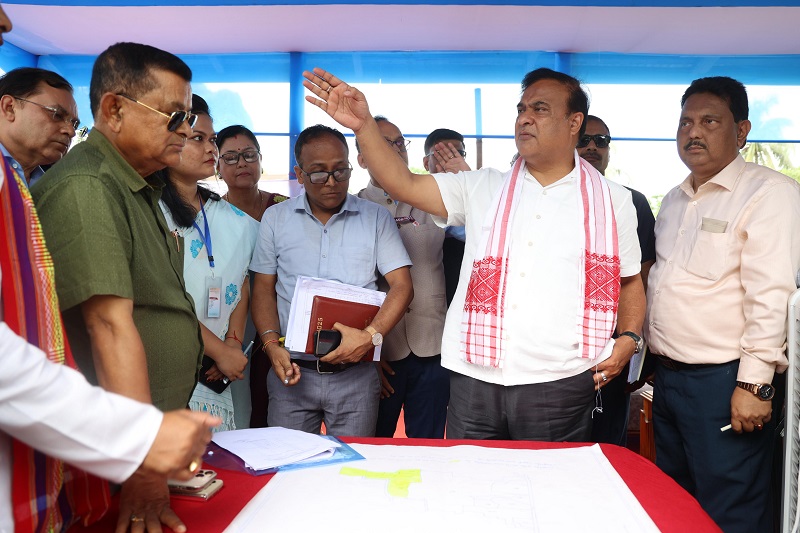 ग्वालपाड़ा मेडिकल कॉलेज निर्माणस्थल पर मुख्यमंत्री डॉ हिमंत बिस्व सरमा।