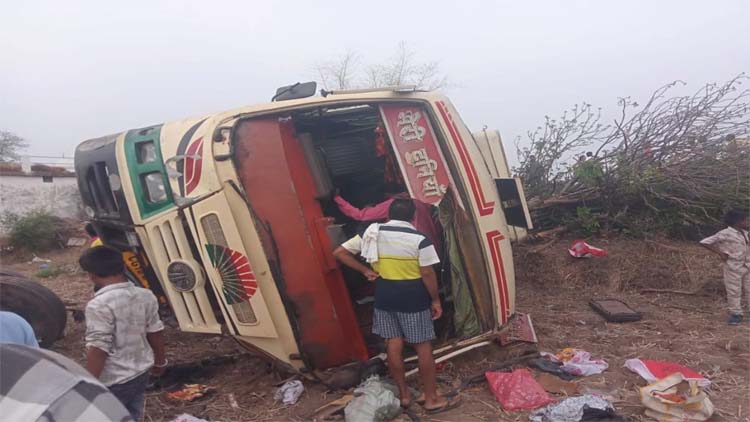 कवर्धा में यात्री बस खेत में पलटी, कई यात्री गंभीर
