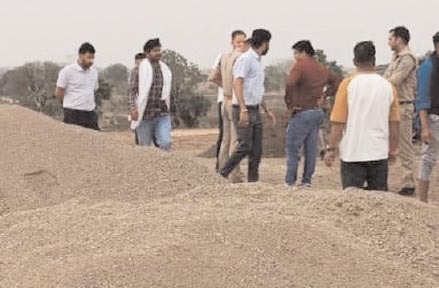 गुनाः 15 डंपर रेत और 3 ट्रैक्टर ट्रॉलियां जब्त, एक आरोपी हिरासत में