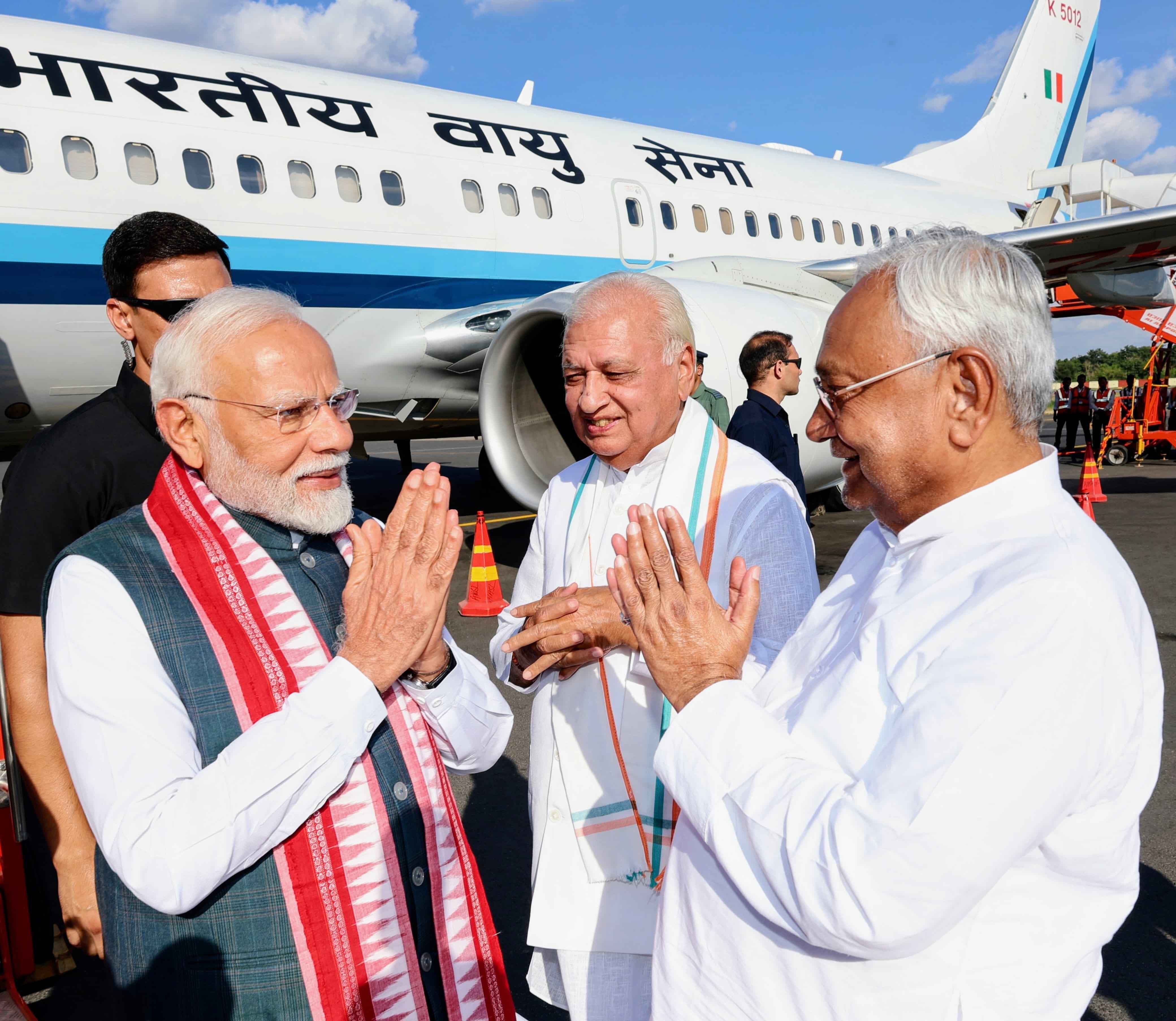 जयप्रकाश नारायण हवाई अड्डे पर प्रधानमंत्री नरेंद्र मोदी का स्वागत करते मुख्यमंत्री नीतीश कुमार जयप्रकाश नारायण हवाई अड्डे पर प्रधानमंत्री नरेंद्र मोदी का स्वागत करते मुख्यमंत्री नीतीश कुमार