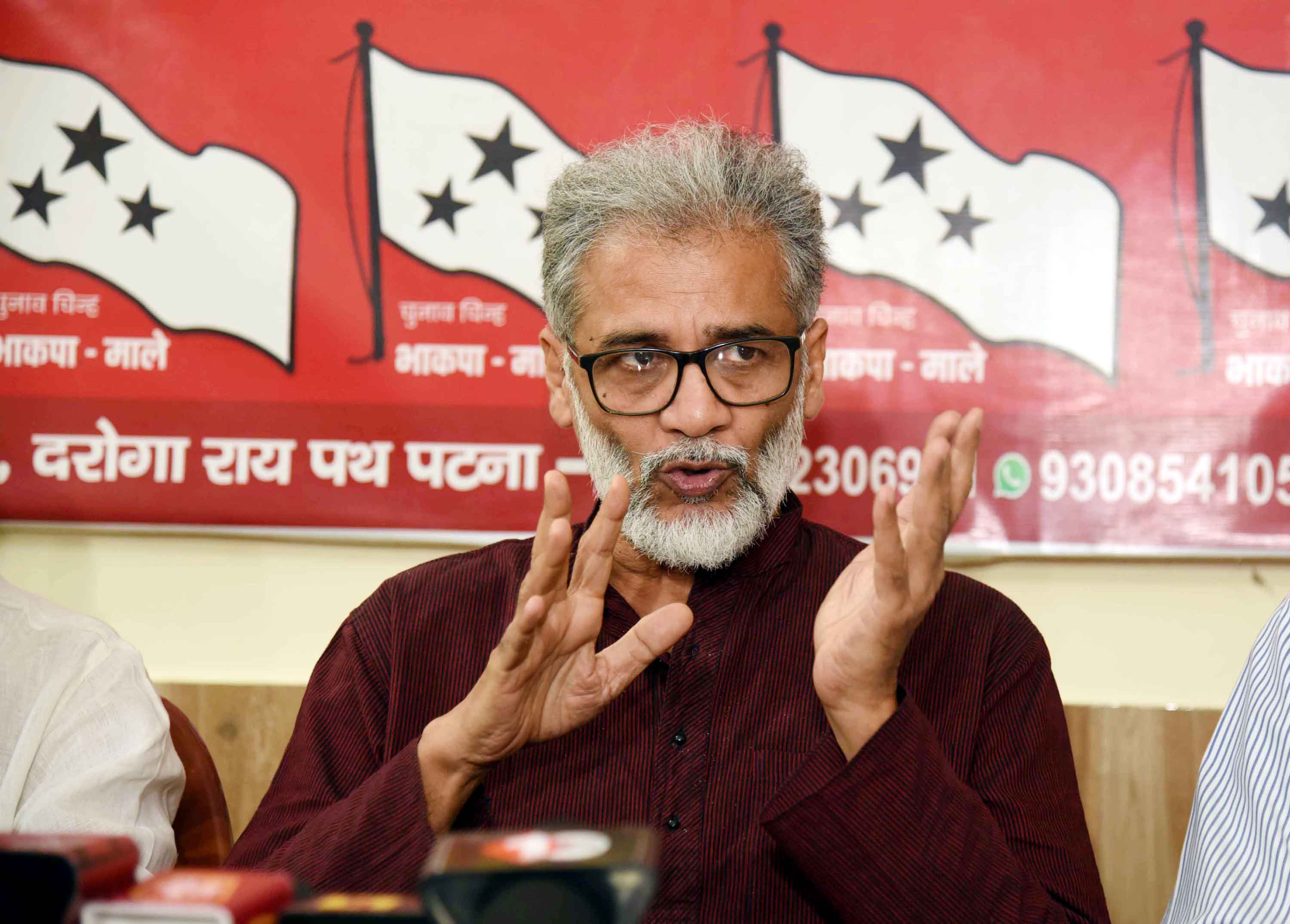 भारतीय कम्युनिस्ट पार्टी हिमालय के महासचिव दीपांकर भट्टाचार्य संवाददाता सम्मेलन को संबोधित करते भारतीय कम्युनिस्ट पार्टी हिमालय के महासचिव दीपांकर भट्टाचार्य संवाददाता सम्मेलन को संबोधित करते