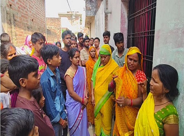 महिला की गला रेतकर हत्या, बेटी और प्रेमी पर लगा आराेप
