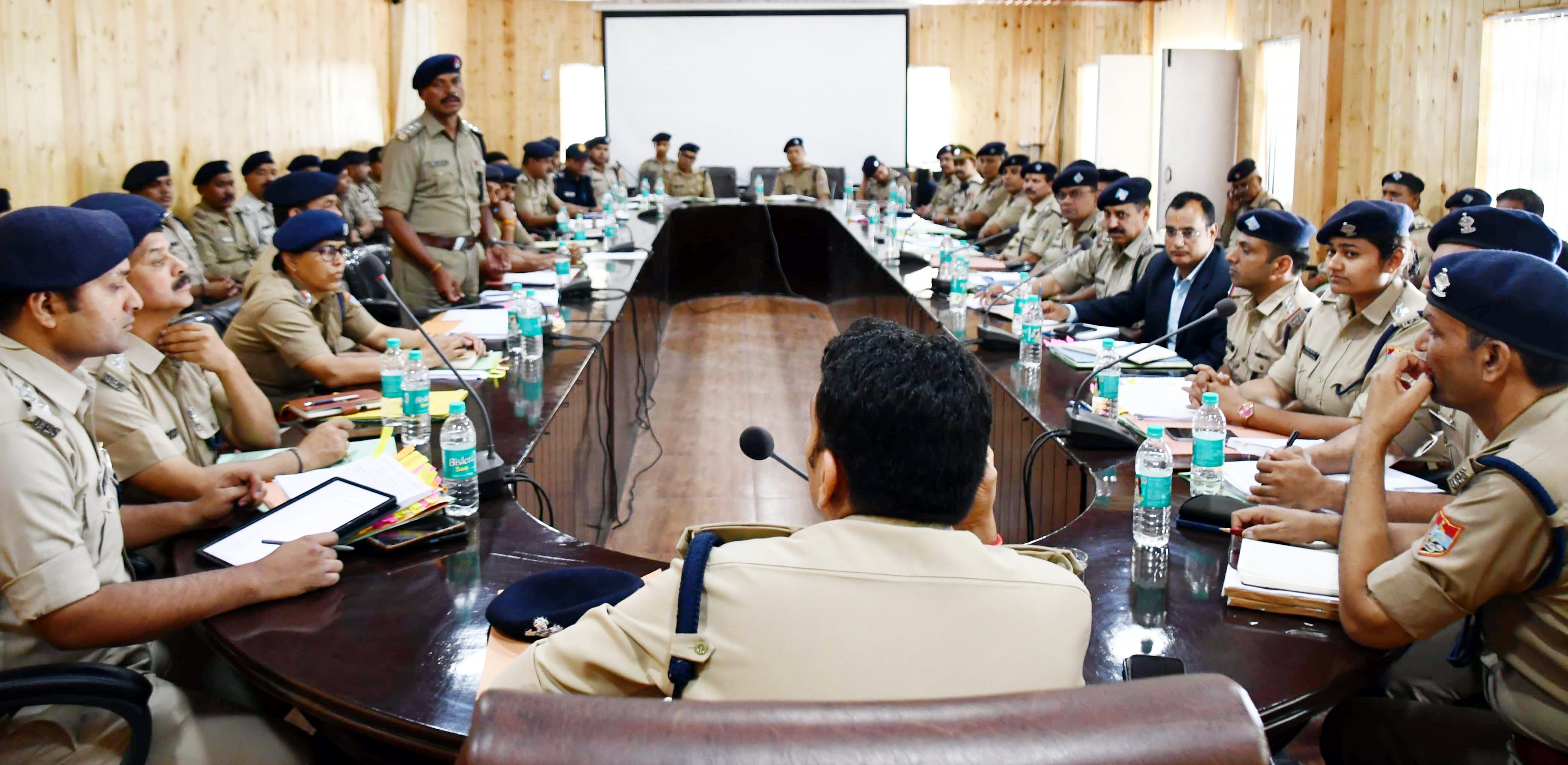 नैनीताल जनपद में मासिक अपराध समीक्षा गोष्ठी में उपस्थित पुलिस अधिकारी। नैनीताल जनपद में मासिक अपराध समीक्षा गोष्ठी में उपस्थित पुलिस अधिकारी।