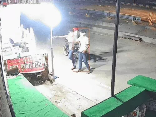 अचार की दुकान बंद कर रहे दो भाइयों पर बदमाशों की फायरिंग, एक घायल