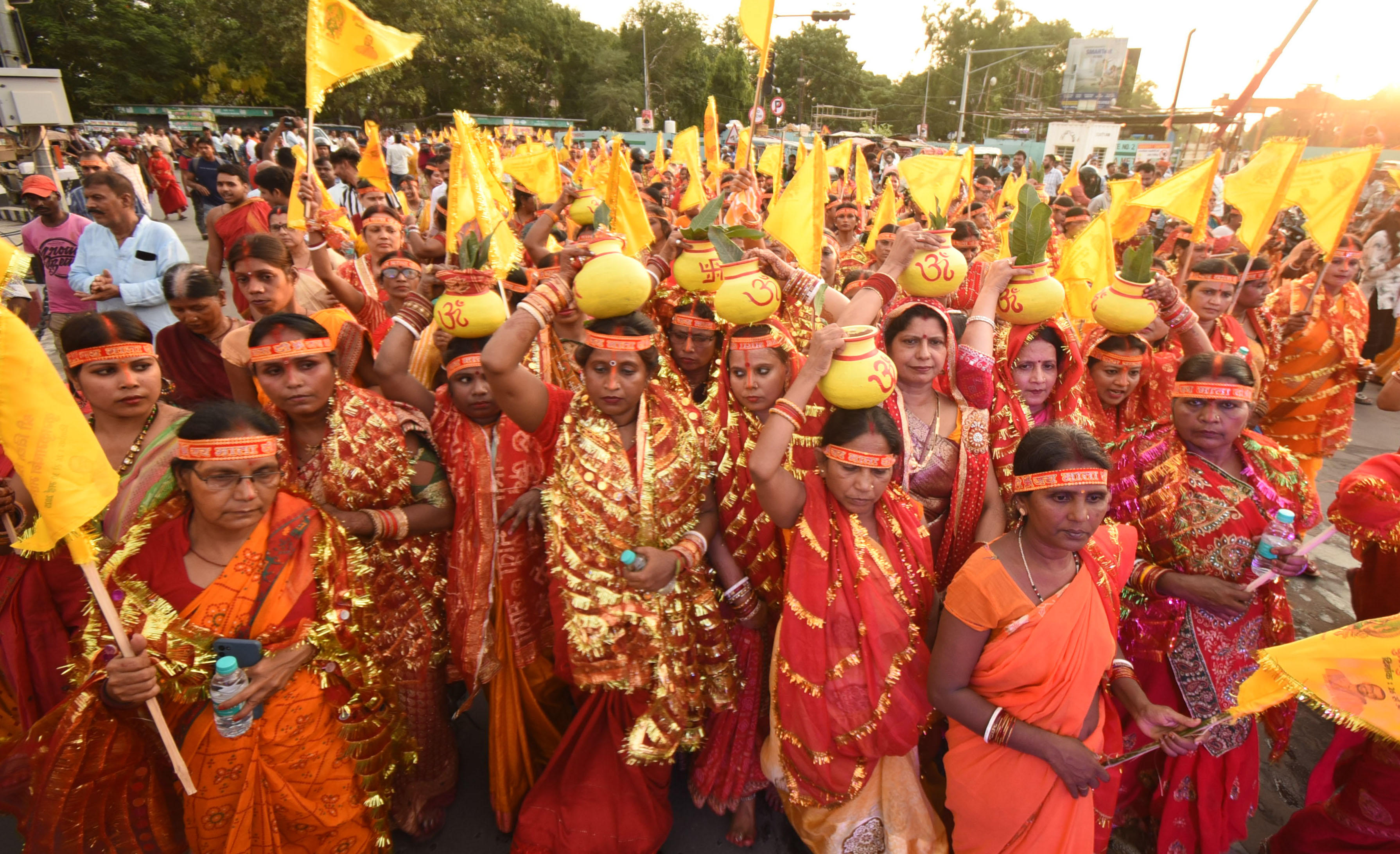 अग्रसेन भवन में होने वाली श्री विद्या त्रिकोटी कमकुमार्चन महायगा के पूर्व सन्धा पर कलश यात्रा में शामिल श्रद्धालु अग्रसेन भवन में होने वाली श्री विद्या त्रिकोटी कमकुमार्चन महायगा के पूर्व सन्धा पर कलश यात्रा में शामिल श्रद्धालु