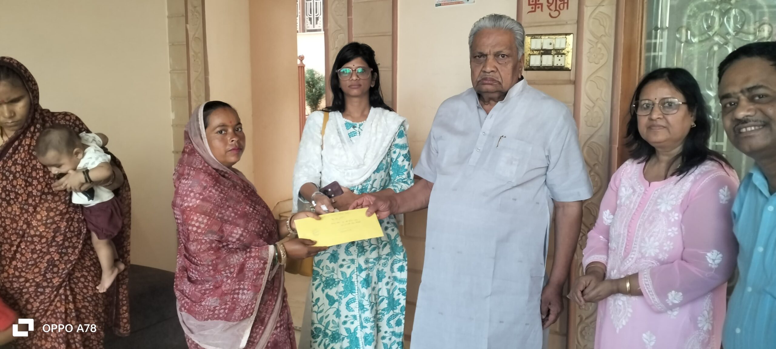 राष्ट्रीय बाल स्वास्थ्य कार्यक्रम अंतर्गत तीन बच्चो के होंगे नेत्र आपरेशन, विधायक ने दिए स्वीकृति पत्र