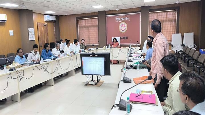 खरगोनः कलेक्टर ने की सहकारी समितियों के गबन प्रकरणों में वसूली की समीक्षा