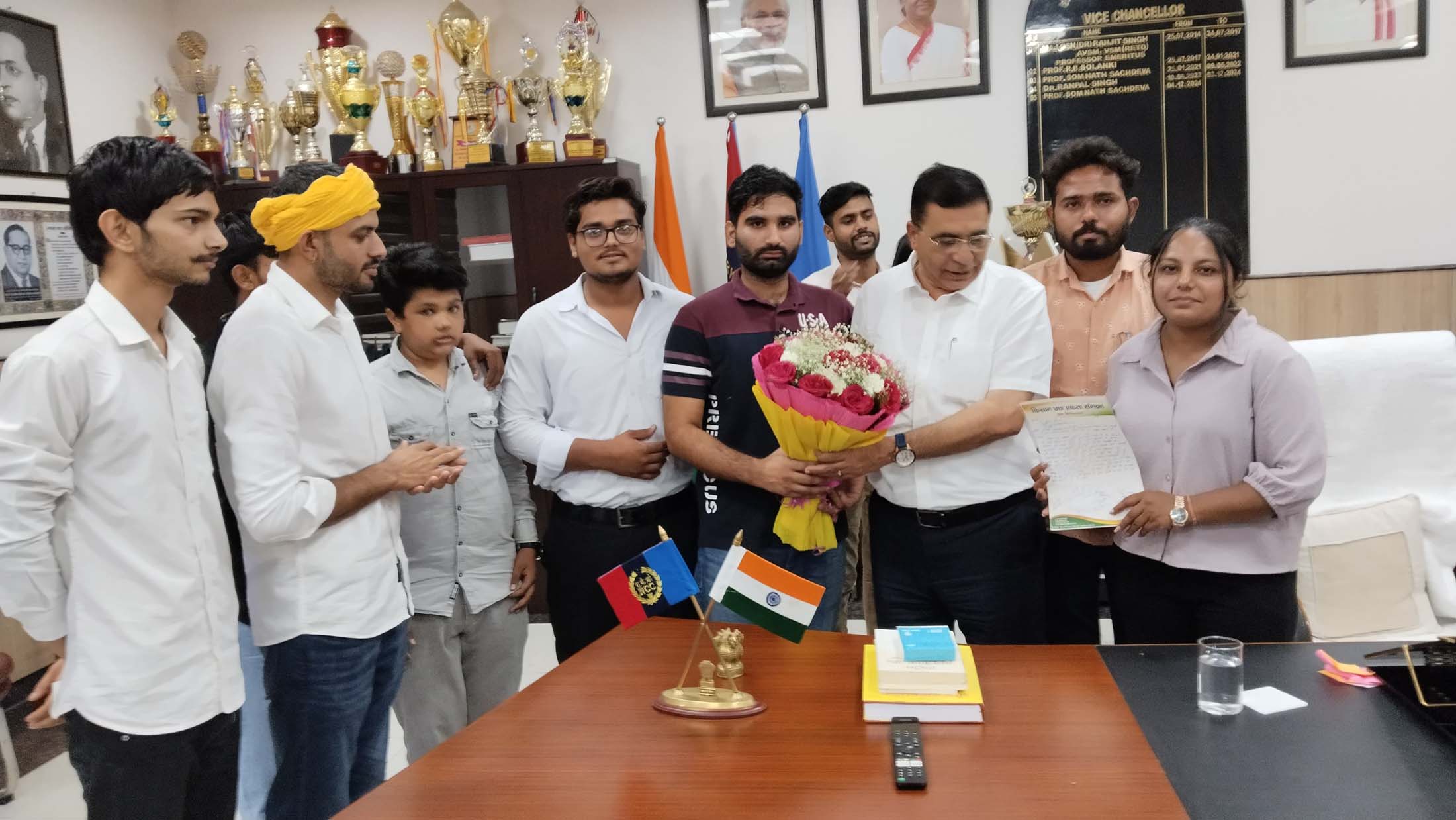 जींद : सीआरएसयू में छात्रों ने हॉस्टल वार्डन का फूंका पुतला