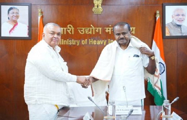 भारी उद्योग मंत्रालय के अधिकारियों के साथ बैठक करते कुमारस्वामी भारी उद्योग मंत्रालय के अधिकारियों के साथ बैठक करते कुमारस्वामी