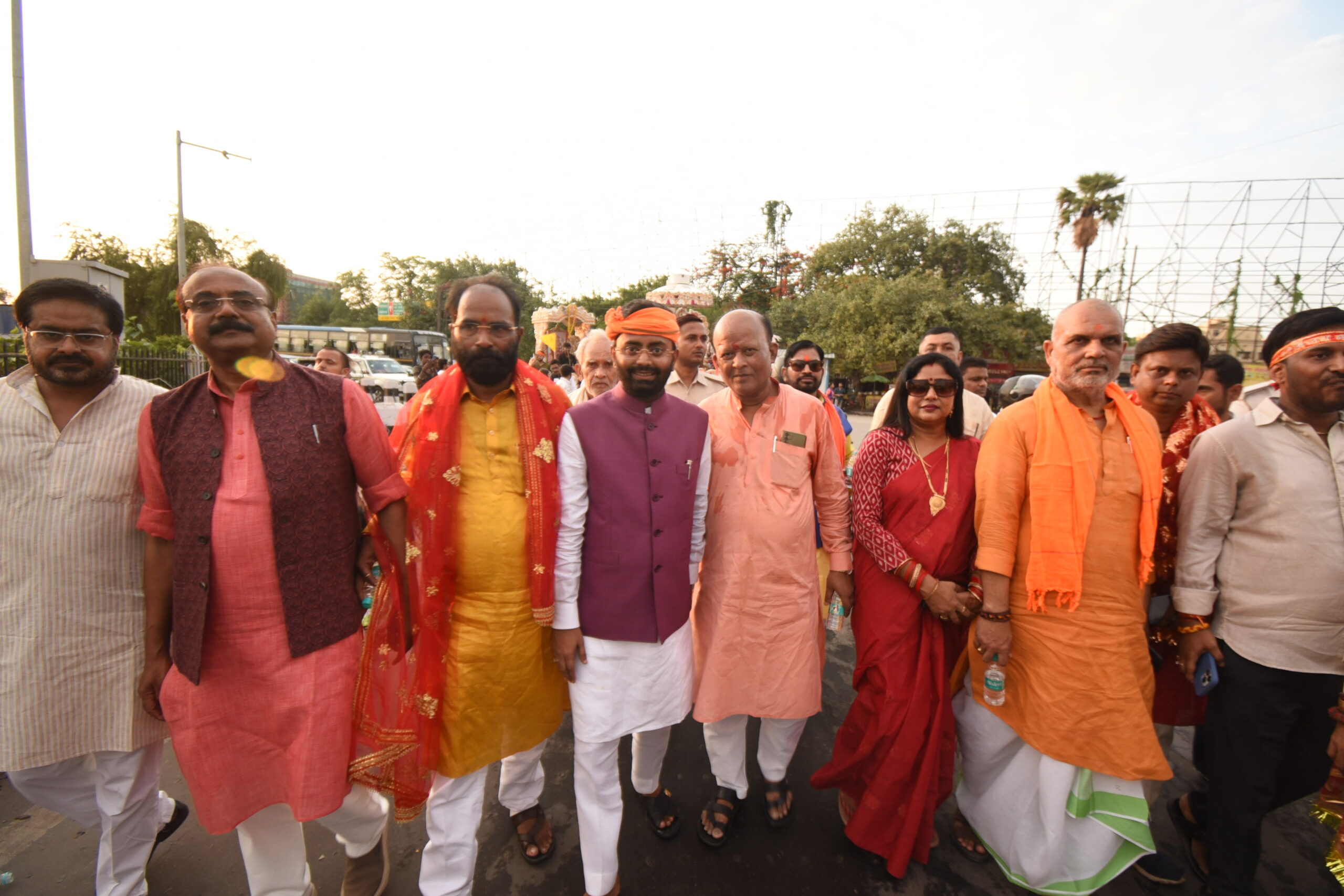 अग्रसेन भवन में होने वाली श्री विद्या त्रिकोटी कमकुमार्चन महायगा के पूर्व सन्धा पर कलश यात्रा में शामिल श्रद्धालु