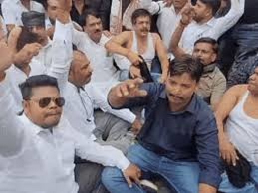 बैतूल में मुख्यमंत्री को काले झंडे दिखाने पहुंचे कांग्रेसी गिरफ्तार, पुलिस संग हुई धक्का-मुक्की