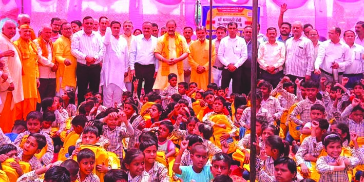 स्कूल बैग किट वितरित के दौरान स्कूल बैग किट वितरित के दौरान