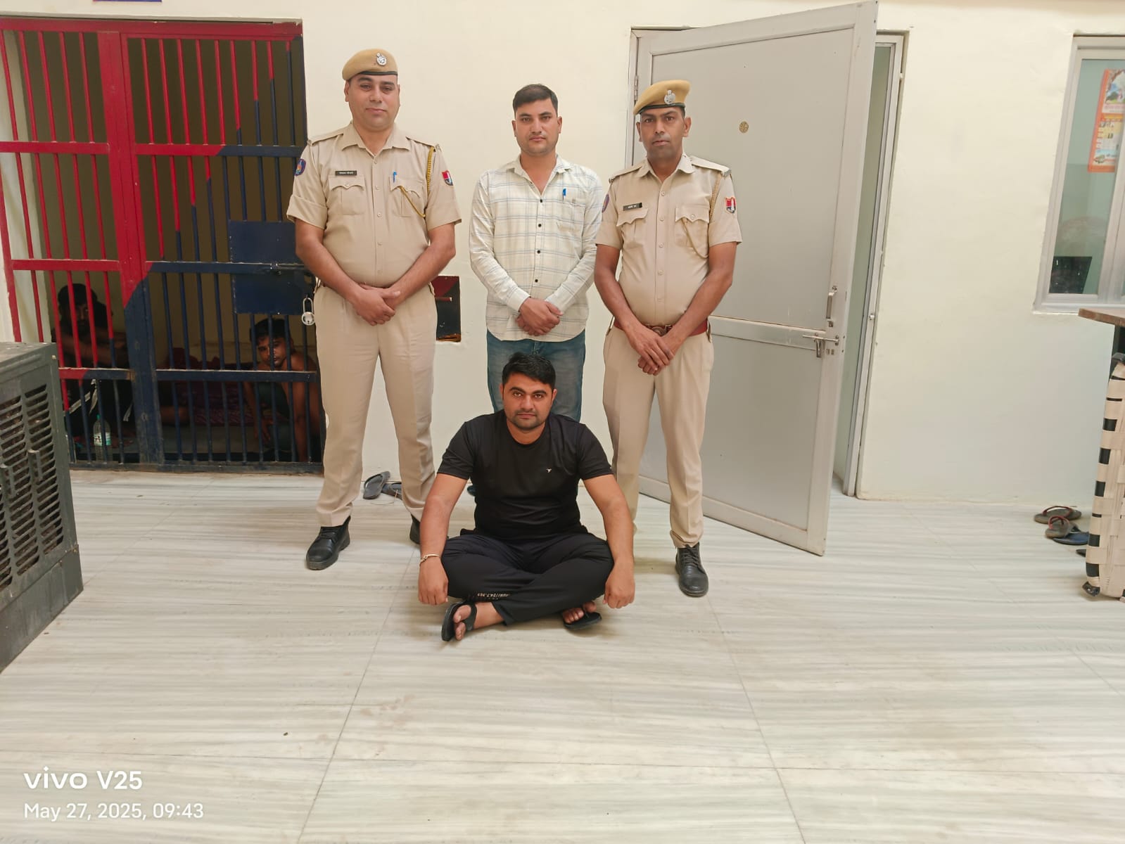 मादक पदार्थ तस्करी में वांछित तीन हजार का इनामी कांस्टेबल गिरफ्तार