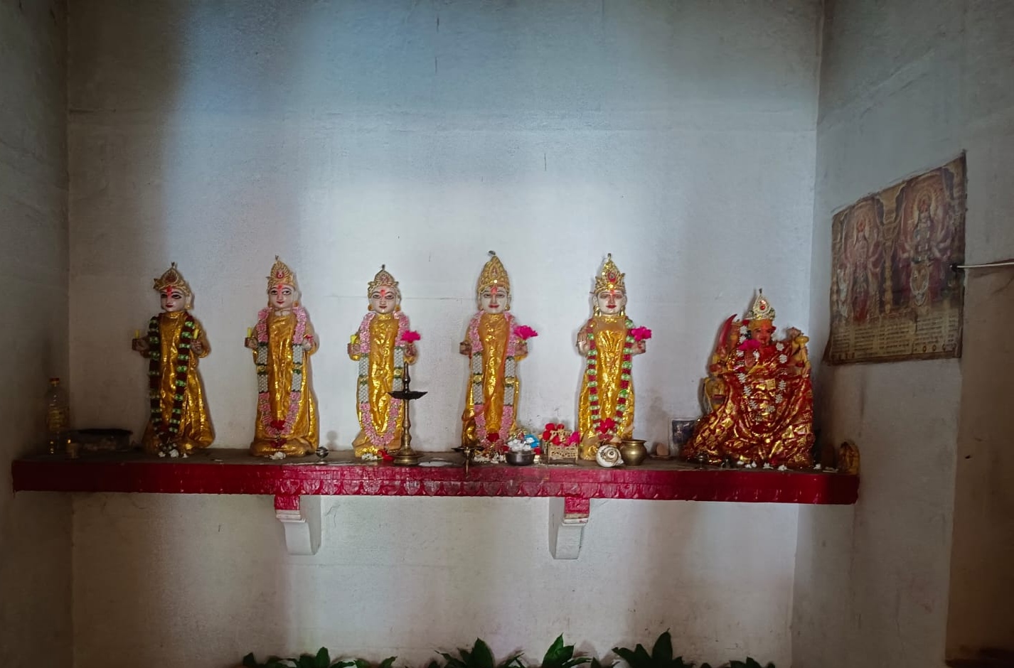 मन्दिर के अंदर स्थित श्रीराम का परिवार मन्दिर के अंदर स्थित श्रीराम का परिवार