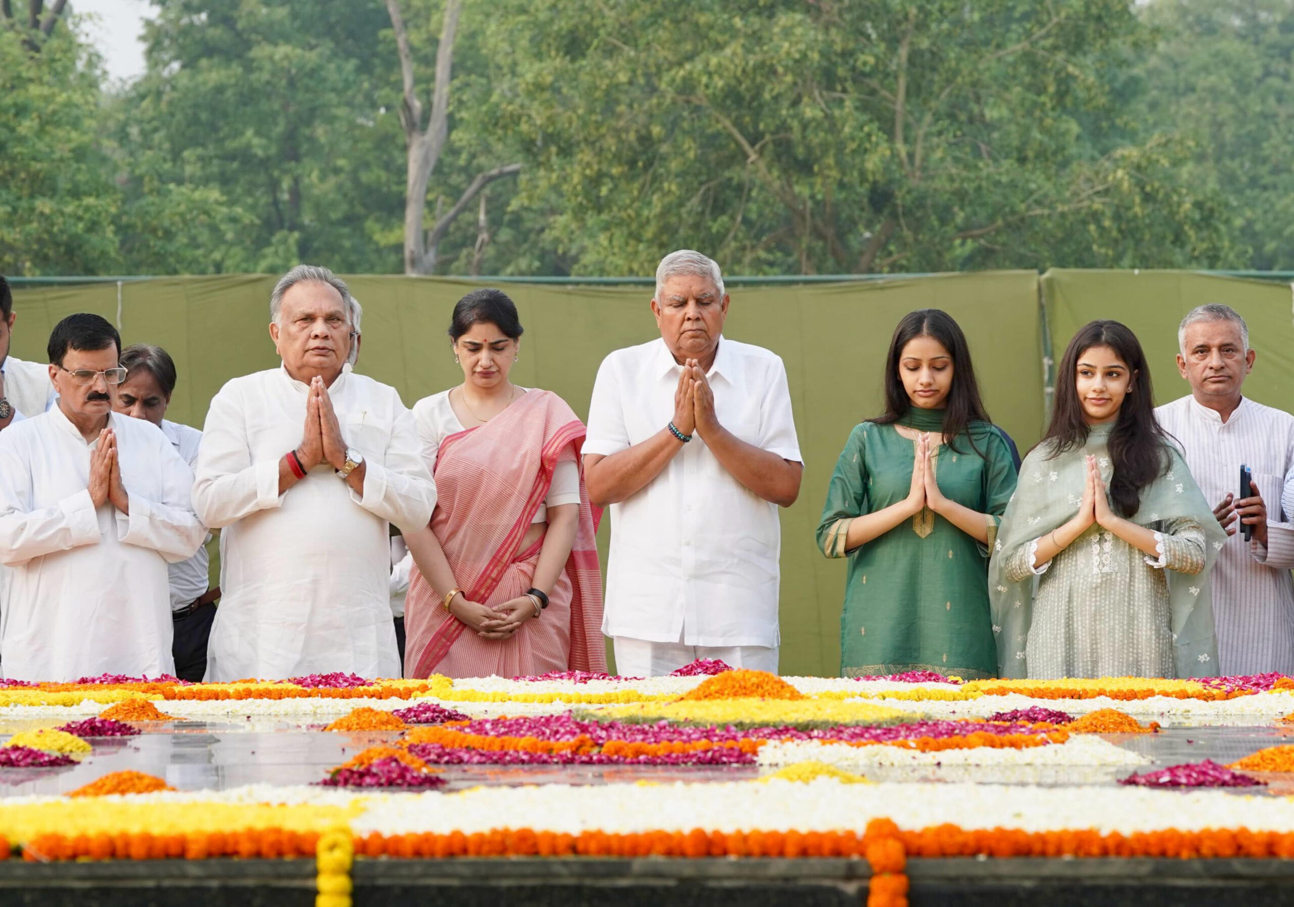 पूर्व प्रधानमंत्री चौधरी चरण सिंह की पुण्यतिथि पर नई दिल्ली के किसान घाट पर पुष्पांजलि अर्पित करते उपराष्ट्रपति जगदीप धनखड़।