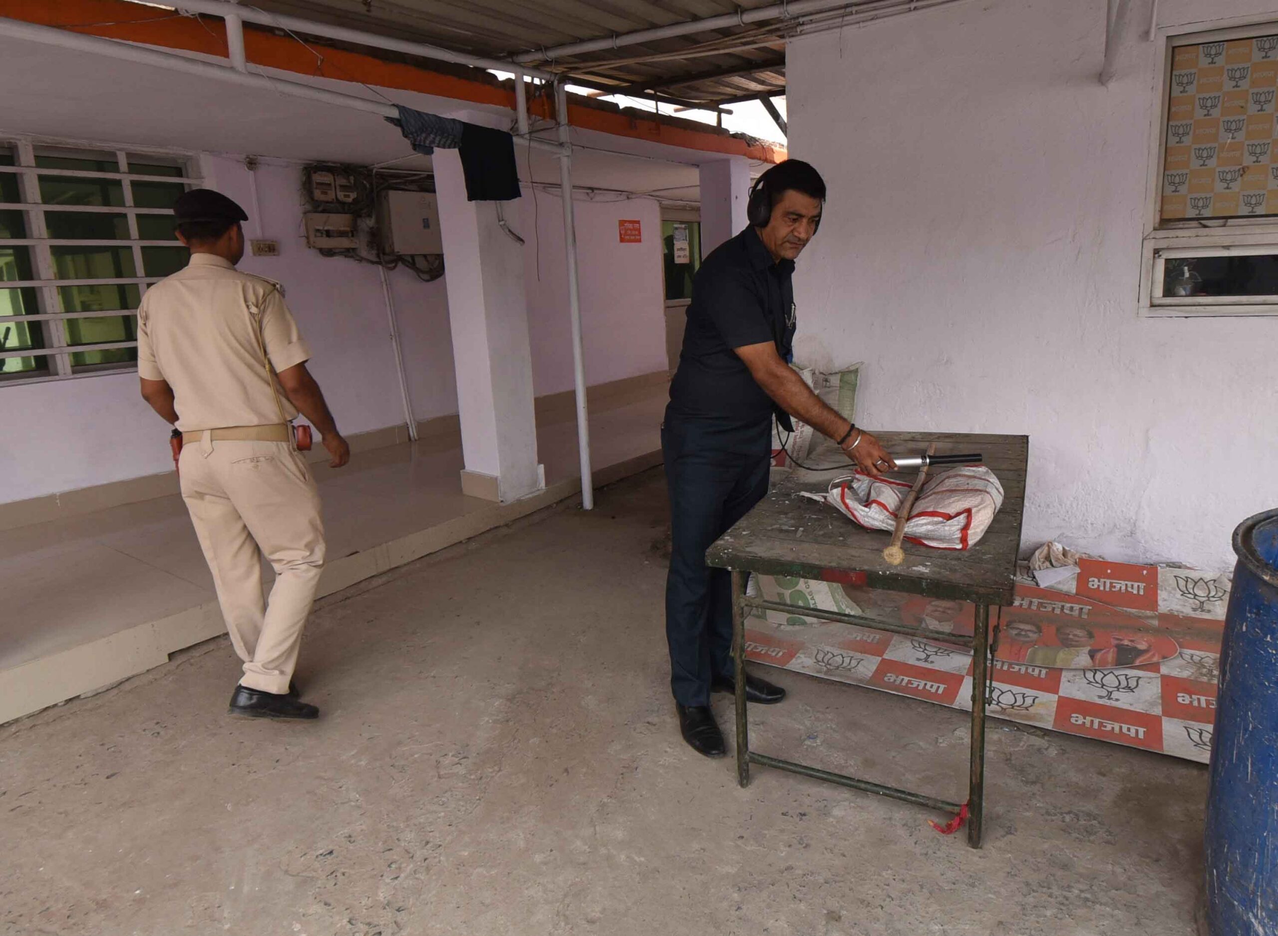 प्रधानमंत्री नरेन्द्र मोदी के दो दिवसीय बिहार दौरे से पहले बम निरोधक दस्ते ने भाजपा कार्यालय की तलाशी लेते