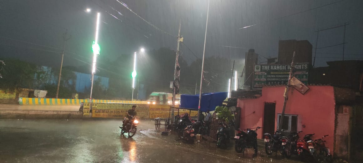 प्रयागराज में अचानक तेज बारिश होने से लोगों को गर्मी से मिली राहत