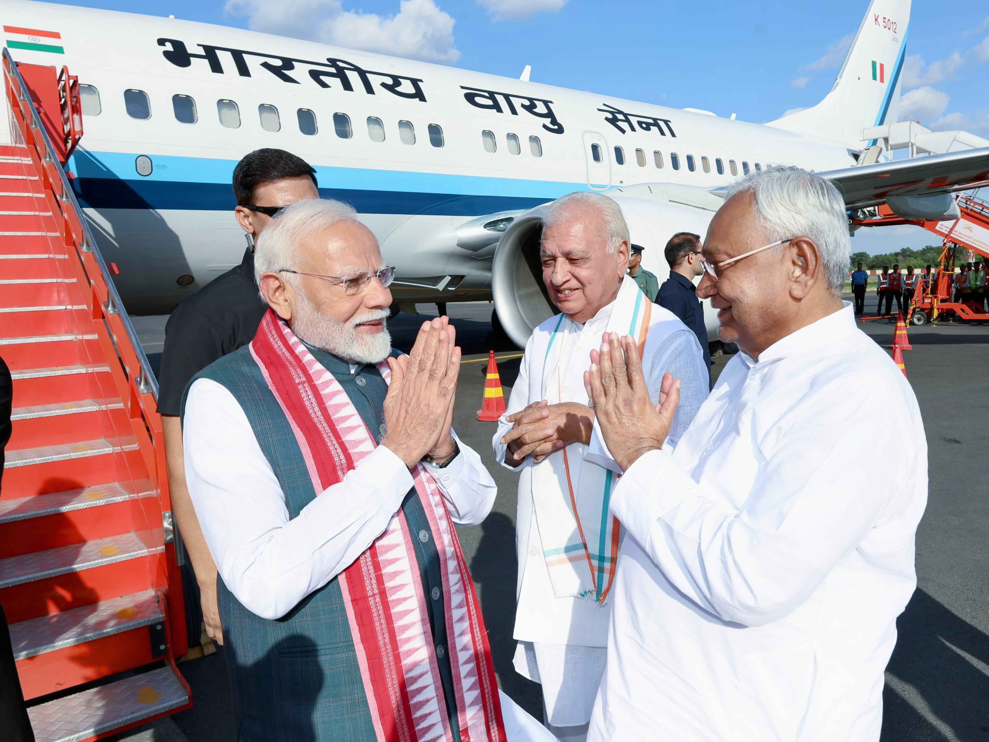 जयप्रकाश नारायण हवाई अड्डे पर प्रधानमंत्री नरेंद्र मोदी का स्वागत करते मुख्यमंत्री नीतीश कुमार जयप्रकाश नारायण हवाई अड्डे पर प्रधानमंत्री नरेंद्र मोदी का स्वागत करते मुख्यमंत्री नीतीश कुमार