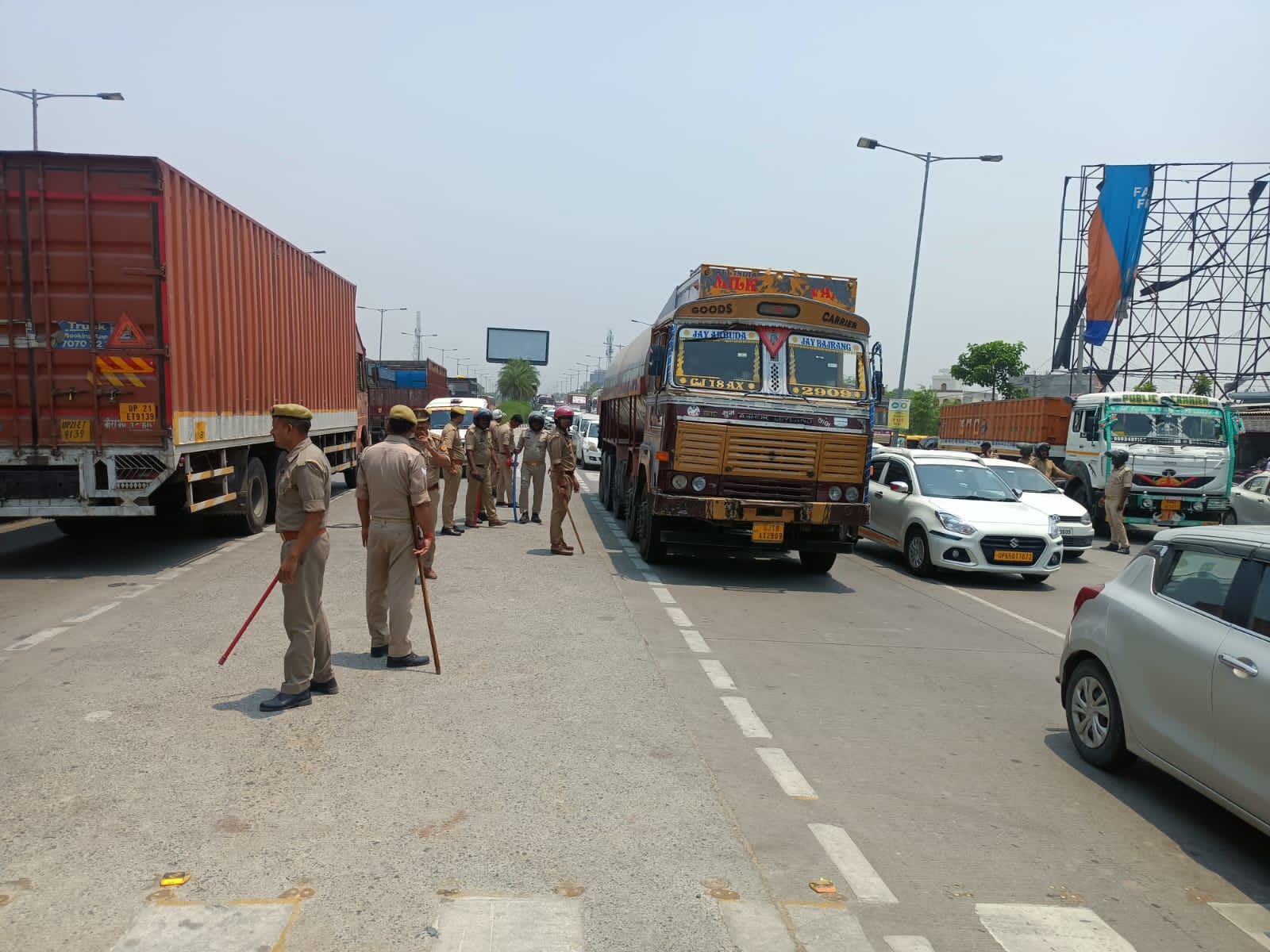 ट्रक ने बाइक में मारी टक्कर, एक युवक की मौत