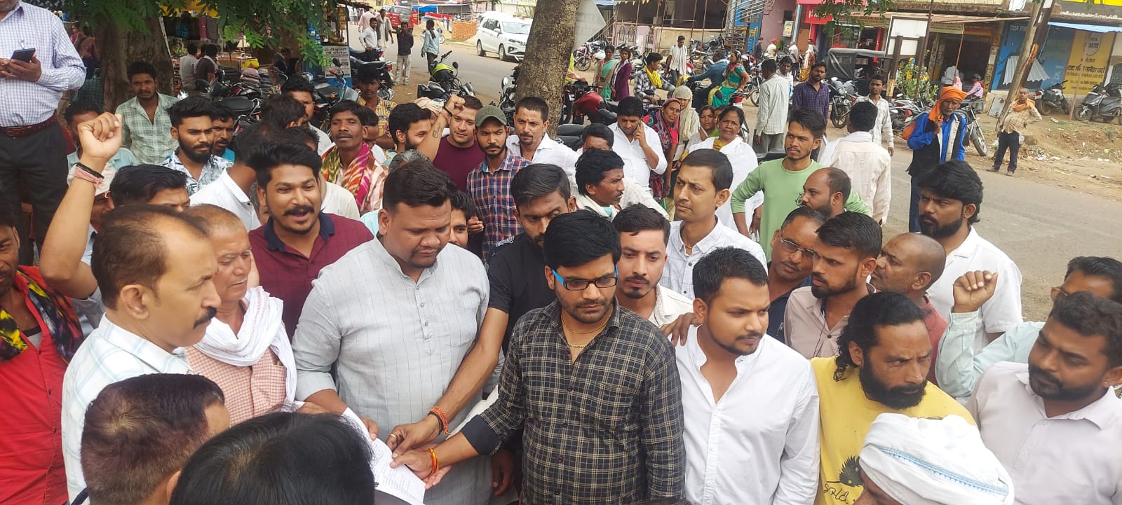 अनूपपुर: राष्ट्रीय ध्वज जलाने एवं प्रधानमंत्री पर अभद्र पोस्ट पर हिन्दू संगठनों ने मचाया बबाल, सौपा ज्ञापन