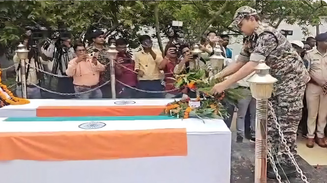 छत्तीसगढ़ के अबूझमाड़ के बाेटेर मुठभेड़ में बलि‍दानी डीआरजी के दाे जवानाें काे दी गई अंतिम विदाई