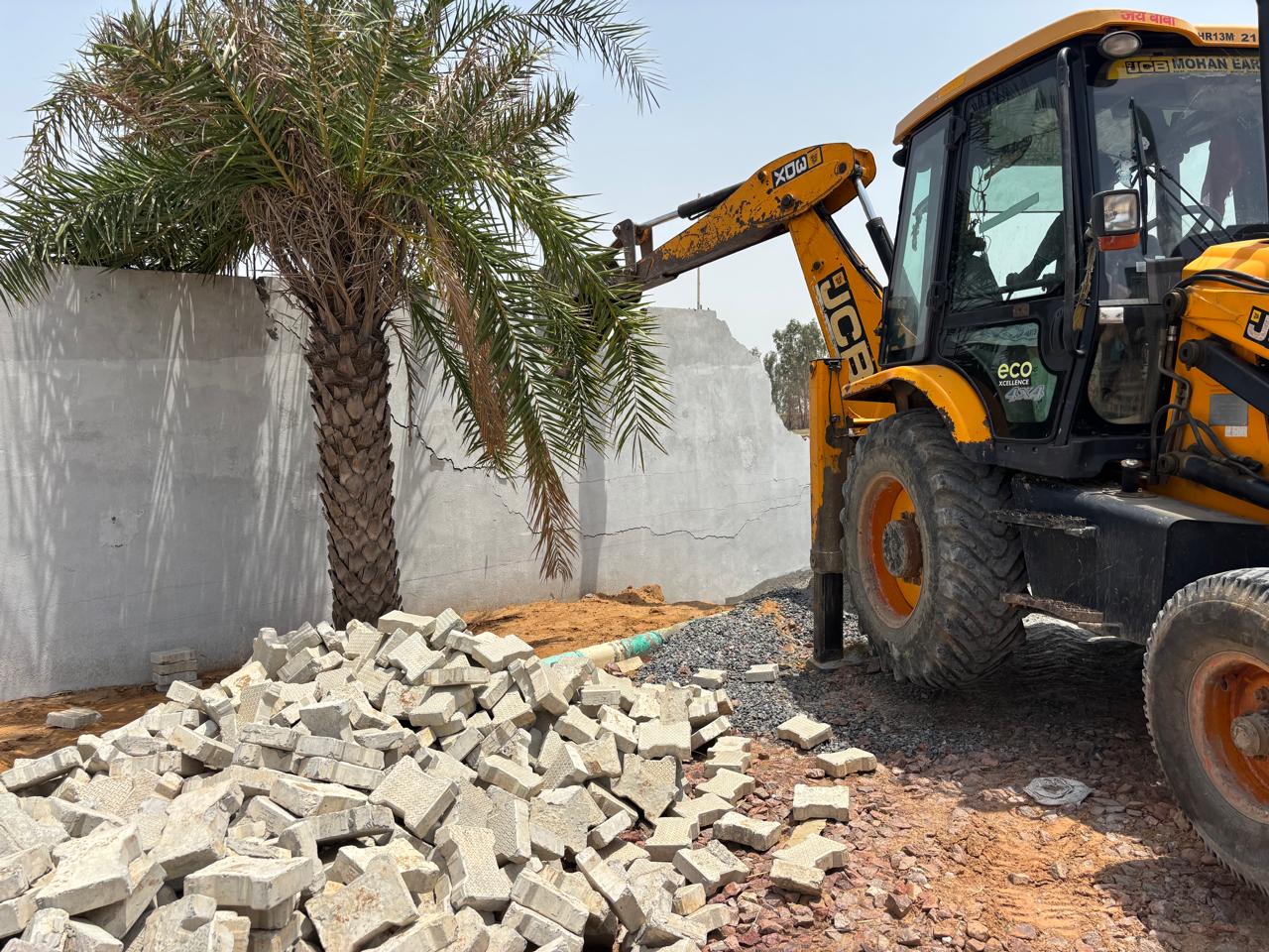 राेहतक: गांव मायना में अवैध कालोनी में चला प्रशासन का पीला पंजा