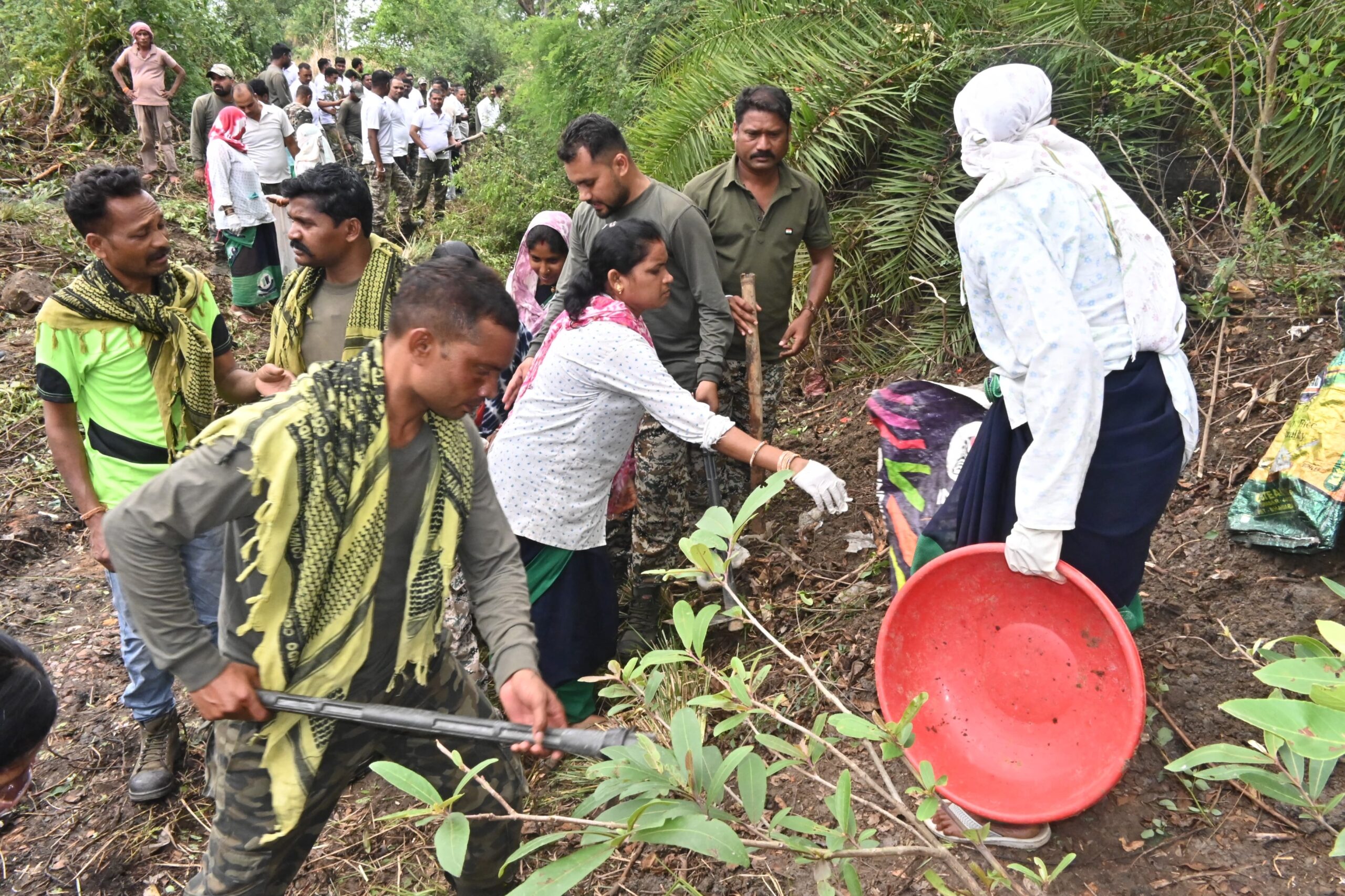महानदी को संवारने श्रमदान करने नगरी में उमड़े लाेग