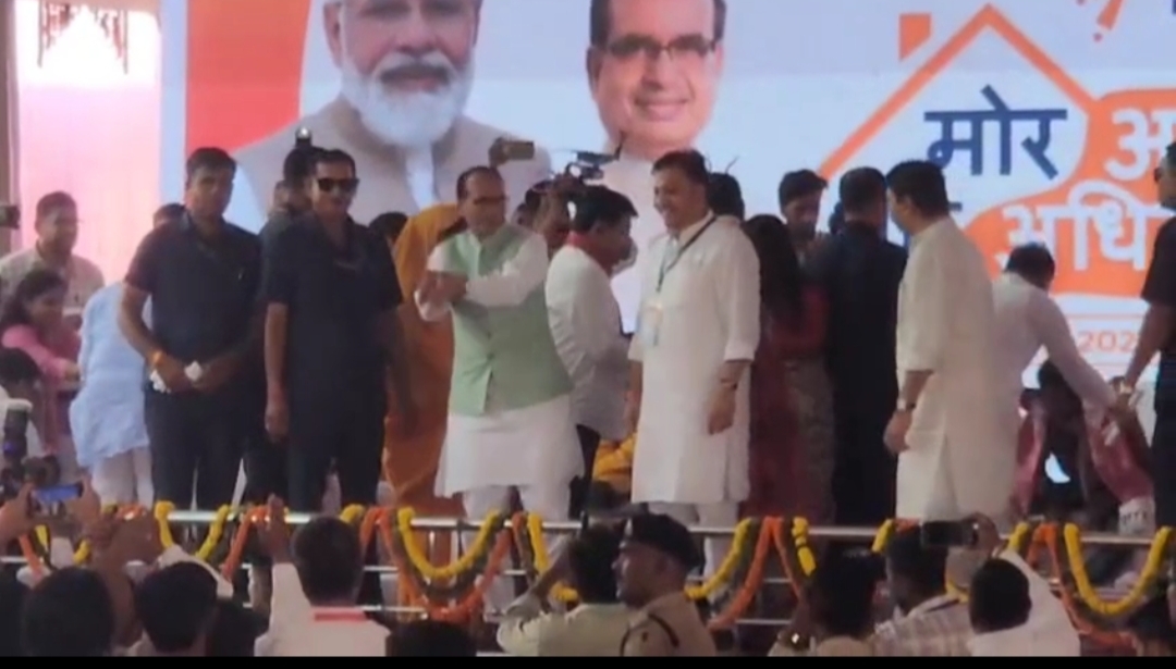छत्तीसगढ़ के अम्बिकापुर में गूंजा ‘मोर आवास मोर अधिकार’ का उद्घोष, शिवराज ने कराया 51 हजार हितग्राहियों का गृह प्रवेश