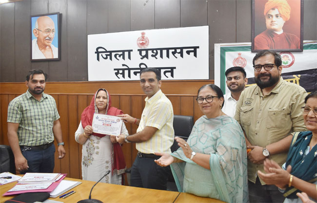 सोनीपत के गांव भिगान में सुधरा लिंगानुपात, उपायुक्त ने किया सम्मानित