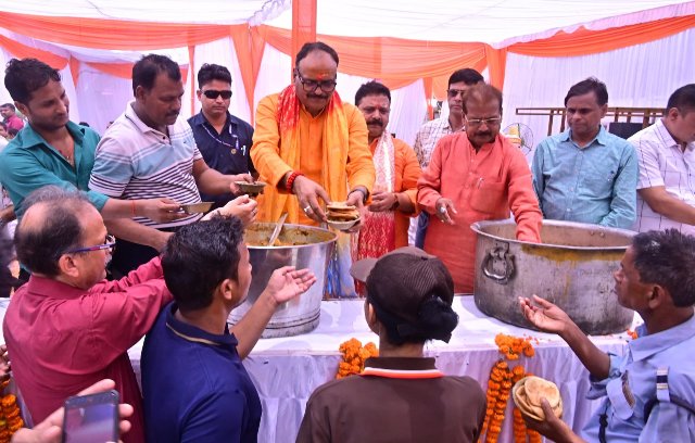 लखनऊ में उपमुख्यमंत्री व मंत्रियों ने की ज्येष्ठ के बड़े मंगलवार के भंडारा कार्यक्रमों में भागीदारी