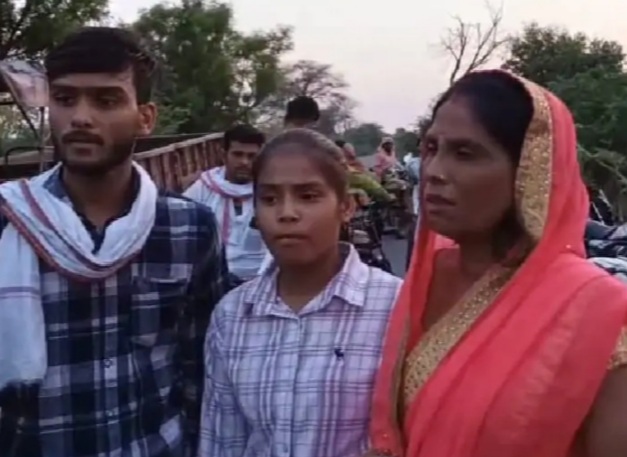 पीड़ित आपबीती सुनाते हुए पीड़ित आपबीती सुनाते हुए