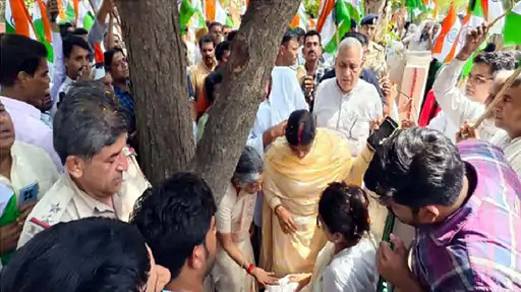 हिसार : भाजपा की तिरंगा यात्रा के दौरान चक्कर खाकर ​गिरी किरण चौधरी