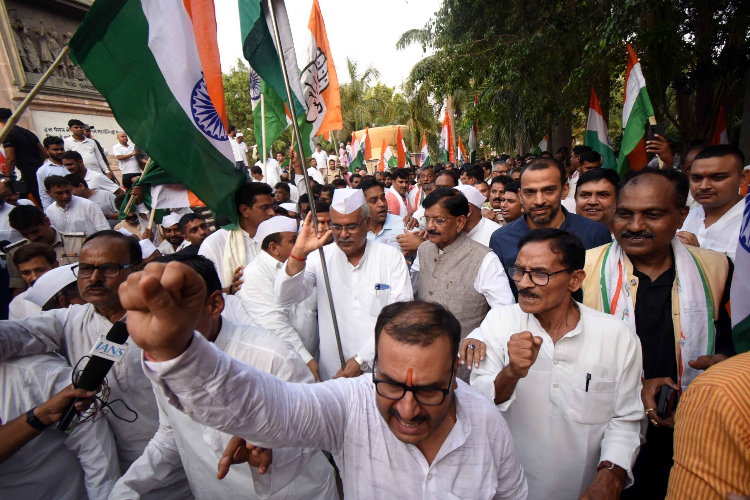 छत्तीसगढ़ के पूर्व मुख्यमंत्री भूपेश बघेल, कांग्रेस के बिहार प्रभारी कृष्णा अल्लावरु, प्रदेश अध्यक्ष राजेश राम सहित अनय तिरंगा यात्रा के दौरान