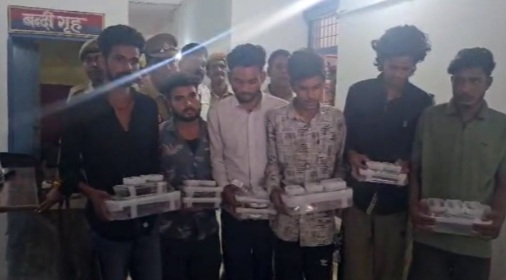चिरगांव में शातिर बदमाशों संग हुई पुलिस मुठभेड़, घायल सरगना सहित सात गिरफ्तार