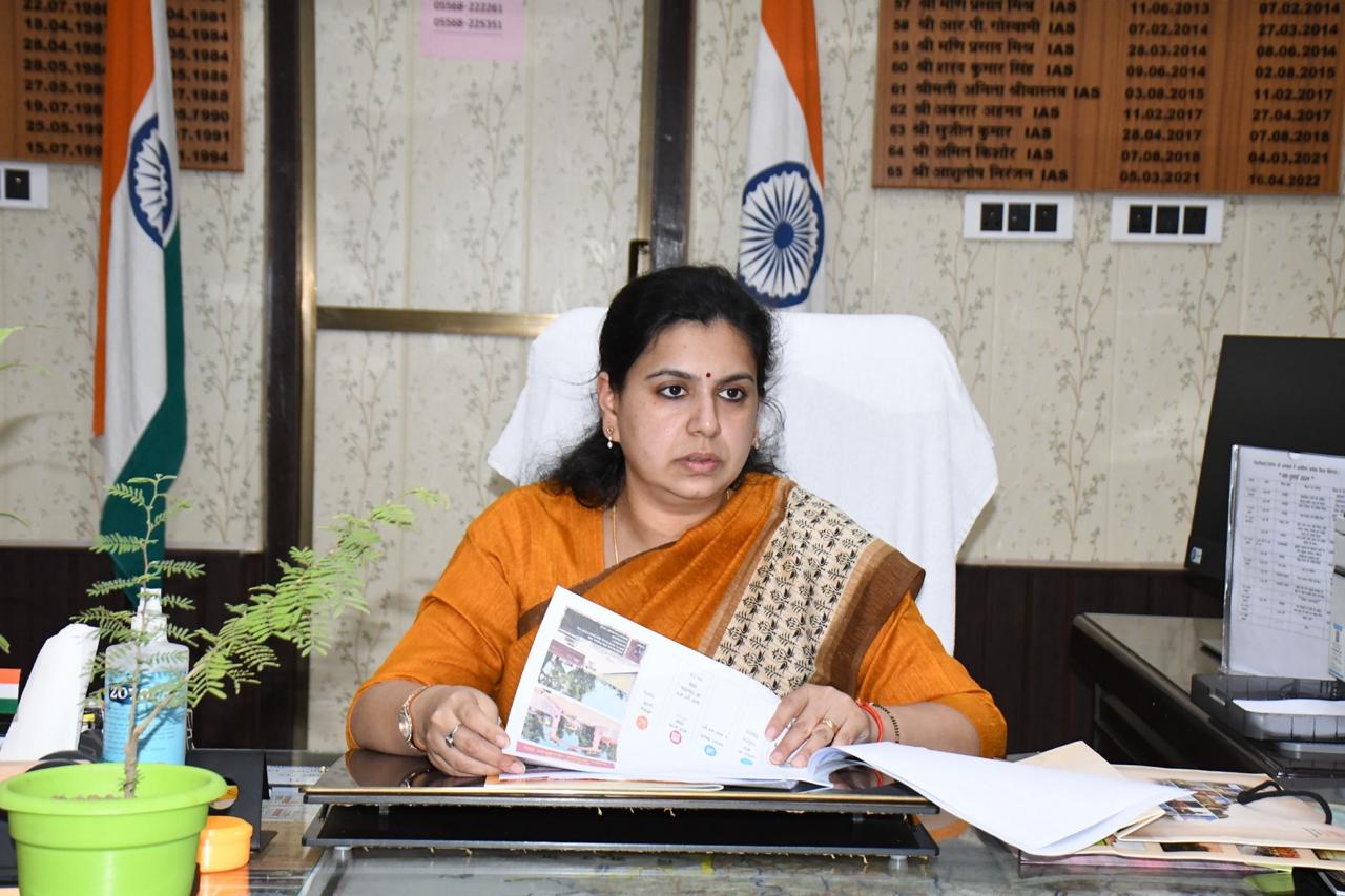 गोबर से बने इको-फ्रेंडली पेंट से होगी सरकारी भवनों की रंगाई-पुताई : जिलाधिकारी