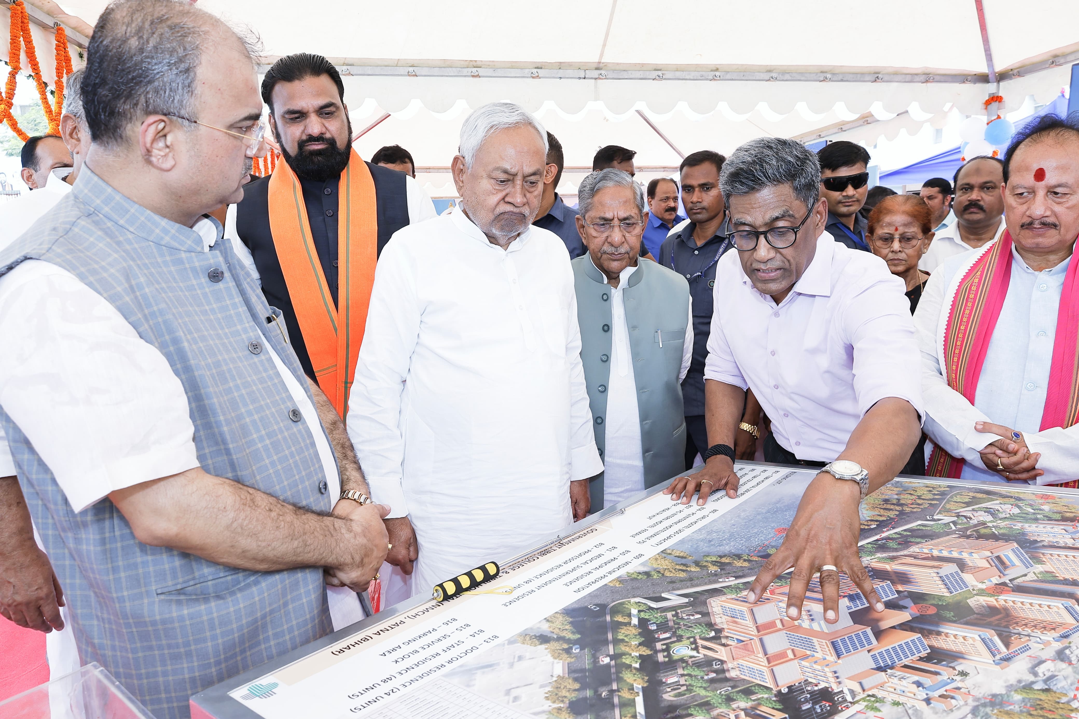 बिहार के मुख्यमंत्री नीतीश कुमार ने राजकीय तिब्बी कॉलेज एवं अस्पताल के निर्माण कार्य का शिलान्यास किया। बिहार के मुख्यमंत्री नीतीश कुमार ने राजकीय तिब्बी कॉलेज एवं अस्पताल के निर्माण कार्य का शिलान्यास किया।