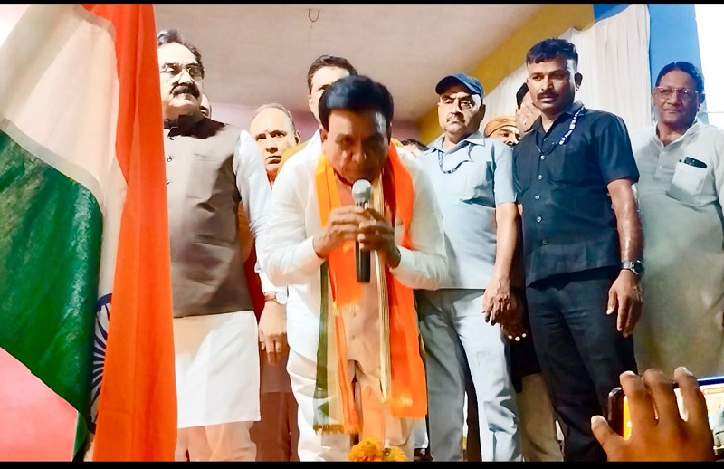 देवास में तिरंगा यात्रा में शामिल हुए उप मुख्यमंत्री देवड़ा, सैनिकों के सम्मान में मंच से हुए नतमस्तक