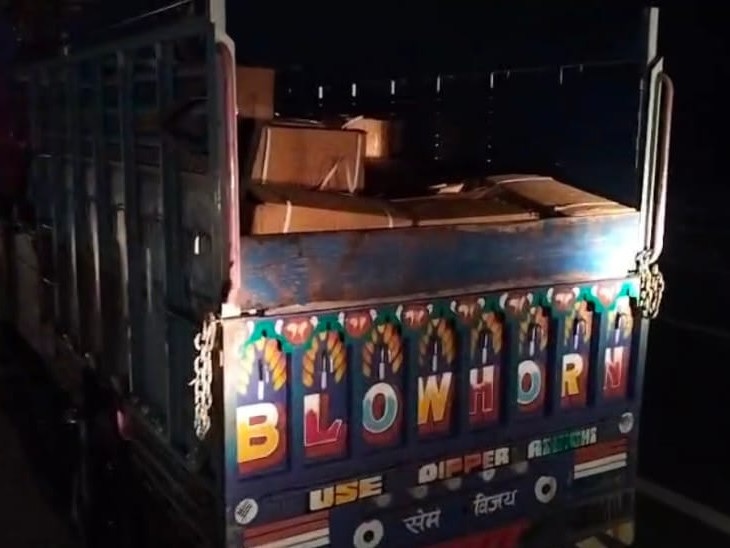 सड़क पर खड़ी पिकअप में मिला 2075-किलो विस्फोटक