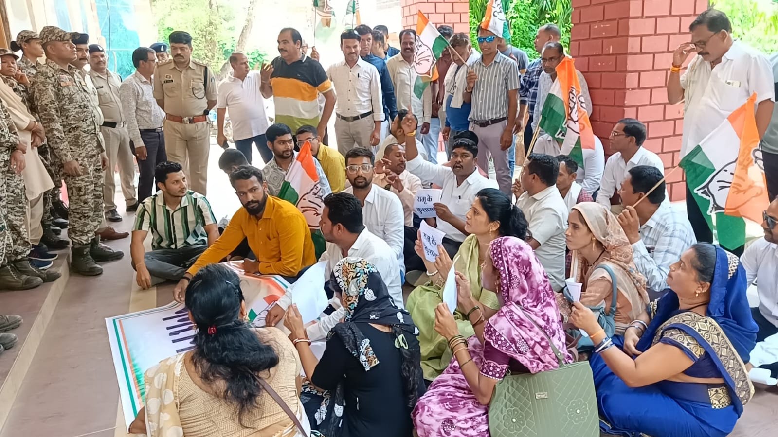 जनहित के मुद्दों को लेकर कांग्रेस ने निगम का घेराव किया