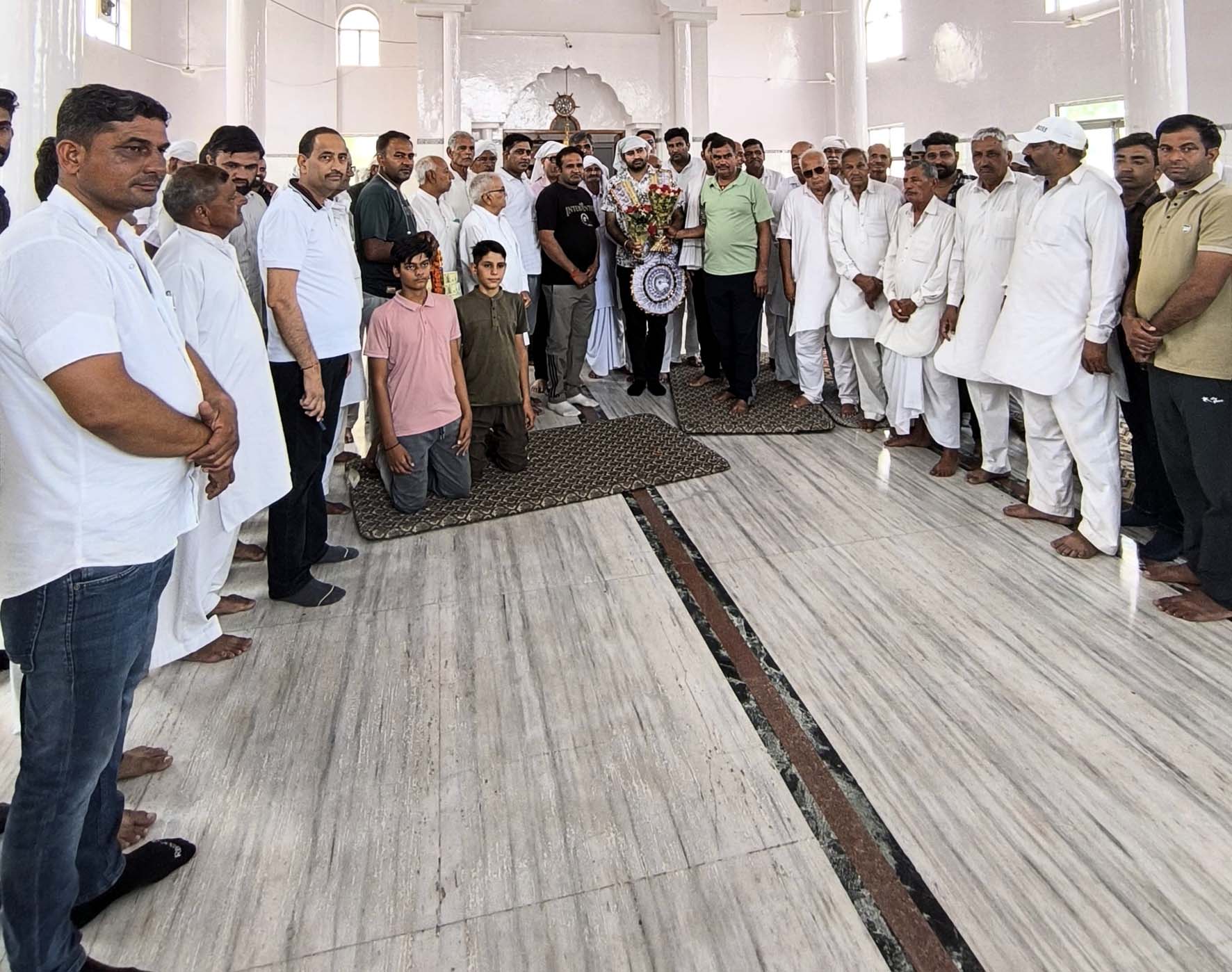 यूपीएसससी में चयनित डॉ. विक्रम का स्वागत करते ग्रामीण। यूपीएसससी में चयनित डॉ. विक्रम का स्वागत करते ग्रामीण।