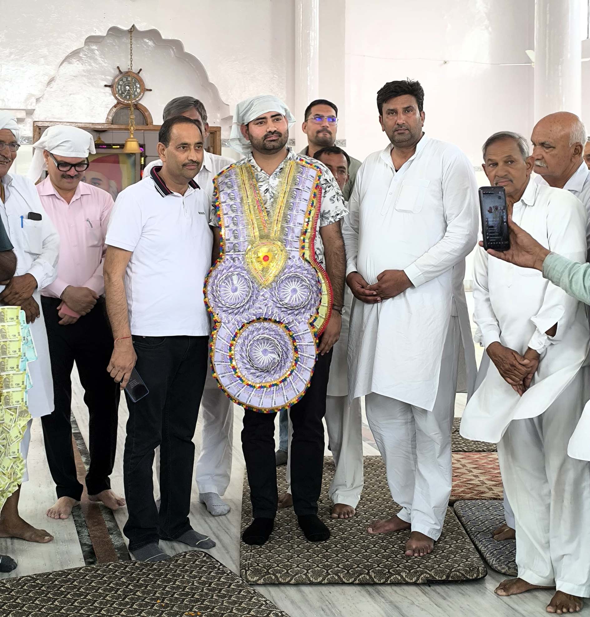 हिसार के युवक का वैज्ञानिक पद पर चयन, मंदिर में हुआ भव्य सम्मान समारोह
