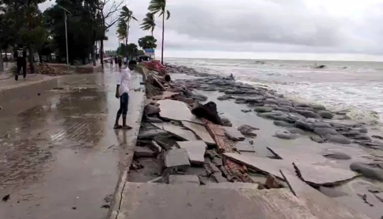 बांग्लादेश के कुआकाटा मरीन ड्राइव में उठी ऊंची लहरें, बाल-बाल बचे पर्यटक