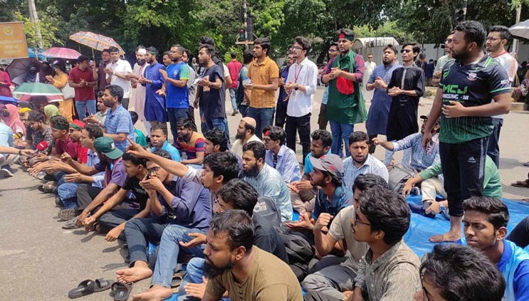 बांग्लादेश में जगन्नाथ विश्वविद्यालय के छात्र अंतरिम सरकार से खफा, ढाका में प्रदर्शन, आज से शुरू करेंगे सामूहिक अनशन