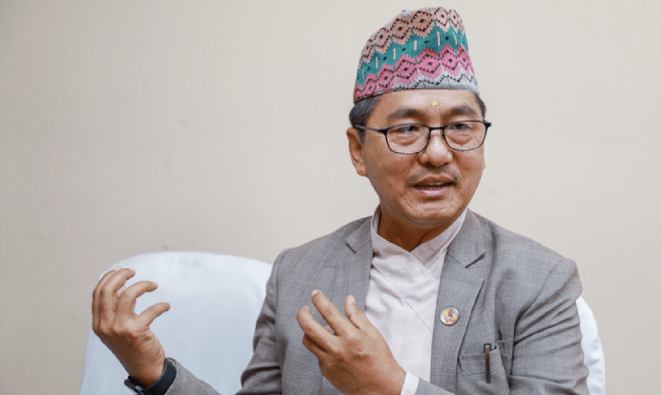 राजा के पक्षधर नेताओं की प्रधानमंत्री को चेतावनी- हेलीकॉप्टर से भागने की तैयारी कर लें