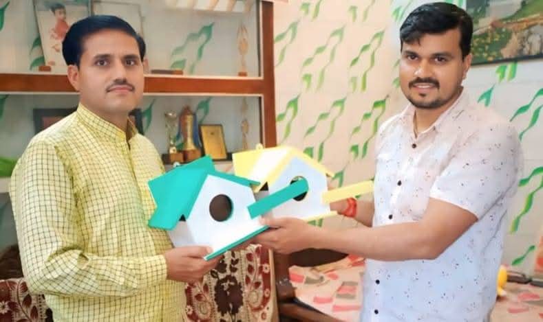 गौरैया को घर देने की मुहिम में जुटे शिक्षक
