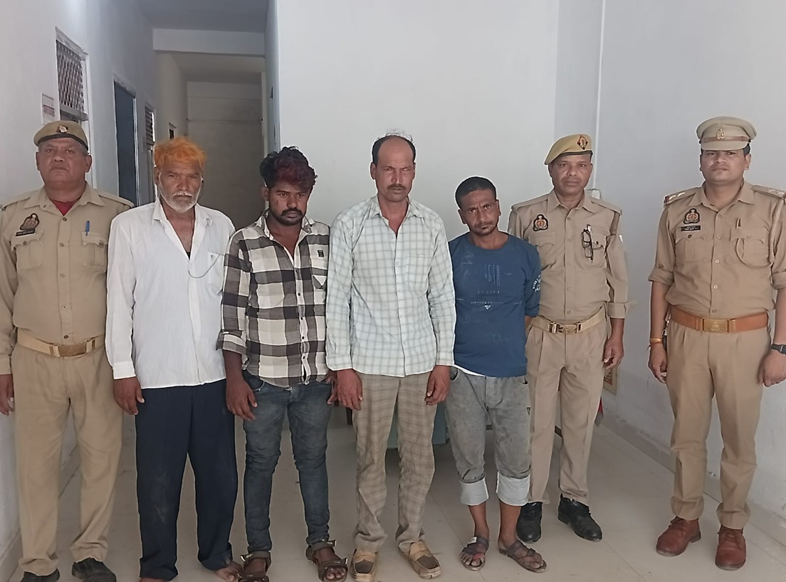 वाहन चेकिंग के दौरान धरे गए 4 पशु तस्कर,पुलिस ने कब्जे से बरामद किए 44 भैंस