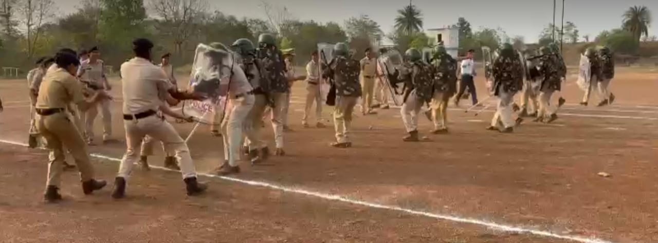 उपद्रवी हुए बेकाबू, पुलिस ने छोड़े अश्रु गैस के गोले व भांजी लाठिया